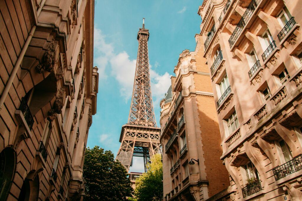 Tour a Paris